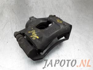 Używane Zacisk hamulcowy lewy przód Toyota Aygo (B40) 1.0 12V VVT-i Cena € 24,95 Procedura marży oferowane przez Japoto Parts B.V.
