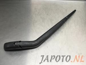 Usagé Bras essuie-glace arrière Toyota Yaris III (P13) 1.0 12V VVT-i Prix € 14,95 Règlement à la marge proposé par Japoto Parts B.V.