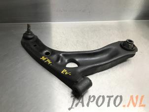 Usagé Bras de suspension bas avant droit Toyota Aygo (B10) 1.0 12V VVT-i Prix € 34,95 Règlement à la marge proposé par Japoto Parts B.V.