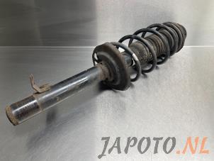 Używane Amortyzator lewy przód Toyota Aygo (B10) 1.0 12V VVT-i Cena € 24,95 Procedura marży oferowane przez Japoto Parts B.V.