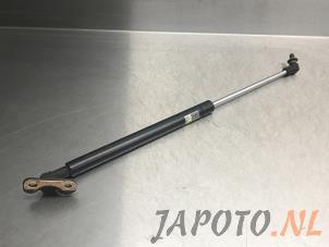 Usagé Amortisseur à gaz arrière gauche Lexus CT 200h 1.8 16V Prix € 14,99 Règlement à la marge proposé par Japoto Parts B.V.