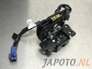 Używane Mechanizm zamka tylnej klapy Lexus CT 200h 1.8 16V Cena € 34,99 Procedura marży oferowane przez Japoto Parts B.V.