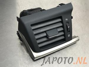 Używane Kratka wentylacyjna deski rozdzielczej Lexus CT 200h 1.8 16V Cena € 19,95 Procedura marży oferowane przez Japoto Parts B.V.