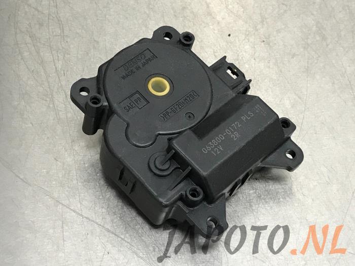Heater valve motor from a Lexus CT 200h 1.8 16V 2014