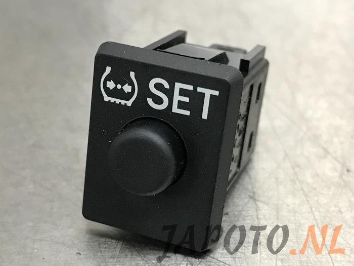 Pressure switch from a Lexus CT 200h 1.8 16V 2014
