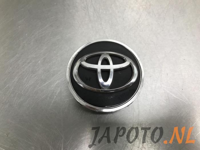Hub cap from a Toyota C-HR (X1,X5) 1.2 16V Turbo 2019