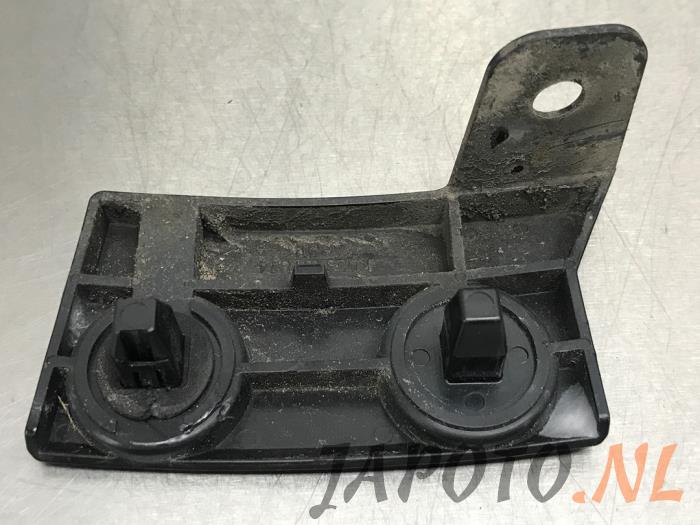 Rear bumper bracket, left from a Mazda CX-5 (KE,GH) 2.0 SkyActiv-G 16V 2WD 2015