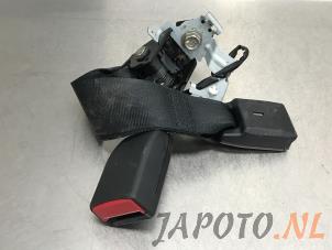 Usagé Insertion ceinture de sécurité arrière gauche Mazda CX-5 (KE,GH) 2.0 SkyActiv-G 16V 2WD Prix € 19,95 Règlement à la marge proposé par Japoto Parts B.V.