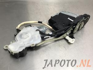 Używane Mechanizm blokady drzwi lewych przednich wersja 4-drzwiowa Lexus LS (F4) 460 4.6 32V VVT-i Cena € 74,95 Procedura marży oferowane przez Japoto Parts B.V.