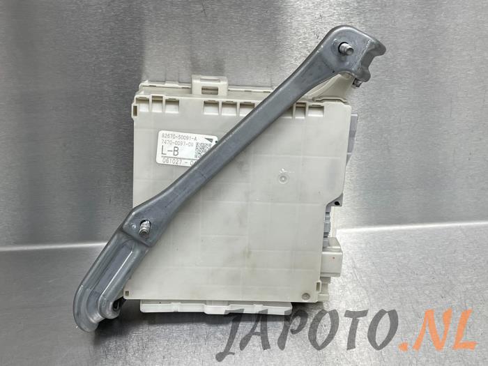 Begagnade Säkringsbox Lexus LS (F4) 460 4.6 32V VVT-i Pris € 103,95 Marginaltabell erbjuds av Japoto Parts B.V.
