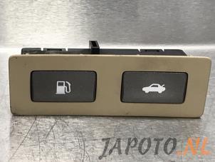 Usados Interruptor tapa de depósito Lexus LS (F4) 460 4.6 32V VVT-i Precio € 19,95 Norma de margen ofrecido por Japoto Parts B.V.