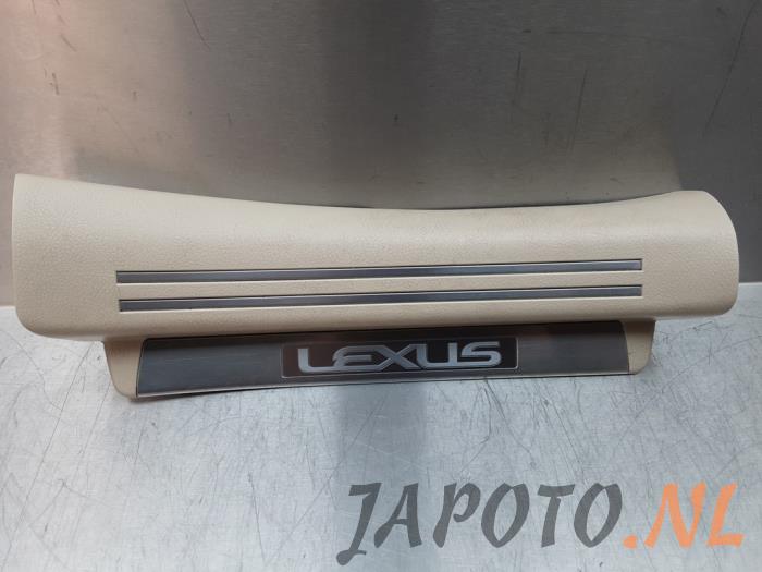 Używane Próg drzwi lewa Lexus LS (F4) 460 4.6 32V VVT-i Cena € 26,20 Procedura marży oferowane przez Japoto Parts B.V.