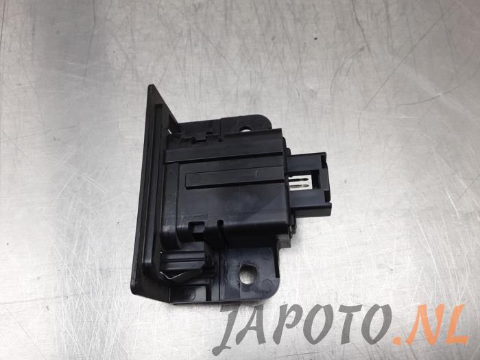 Gebrauchte Schalter Heckklappe Lexus LS (F4) 460 4.6 32V VVT-i Preis € 15,70 Margenregelung angeboten von Japoto Parts B.V.