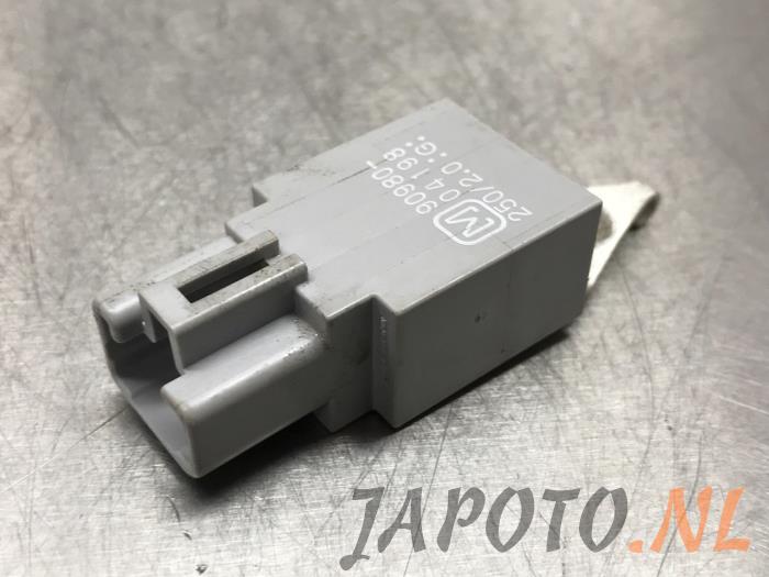 Używane Kondensator radiowy Lexus LS (F4) 460 4.6 32V VVT-i Cena € 20,95 Procedura marży oferowane przez Japoto Parts B.V.