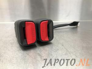 Usagé Insertion ceinture de sécurité arrière gauche Kia Sportage (SL) 2.0 CVVT 16V 4x2 Prix € 19,99 Règlement à la marge proposé par Japoto Parts B.V.