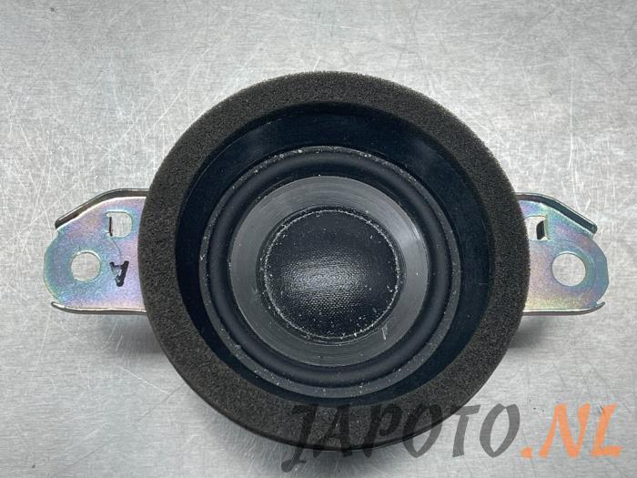 Używane Glosnik Toyota Land Cruiser (J15) 2.8 D-4D 16V Cena € 50,76 Z VAT oferowane przez Japoto Parts B.V.