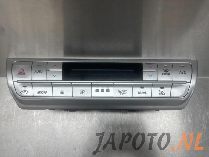 Panel de control de calefacción de un Toyota Land Cruiser (J15) 2.8 D-4D 16V 2018