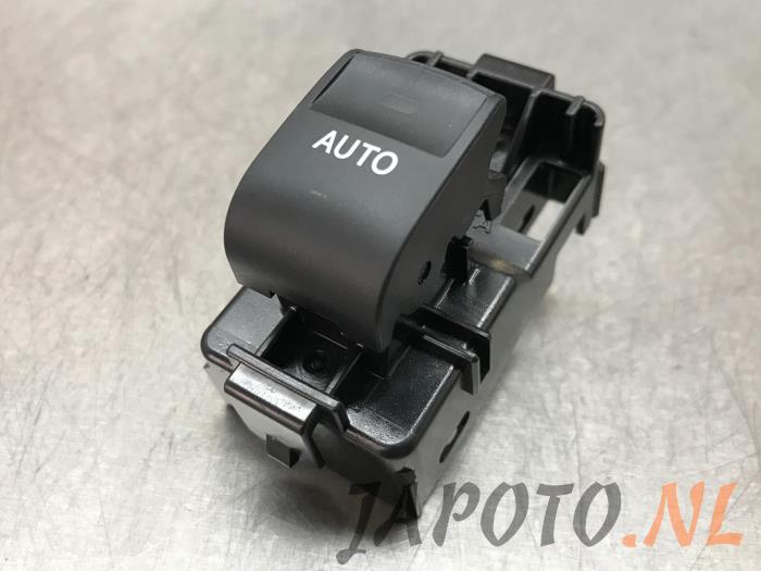 Usados Interruptor de ventanilla eléctrica Toyota Land Cruiser (J15) 2.8 D-4D 16V Precio € 25,35 IVA incluido ofrecido por Japoto Parts B.V.