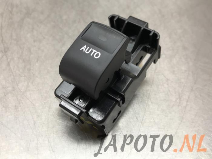 Usados Interruptor de ventanilla eléctrica Toyota Land Cruiser (J15) 2.8 D-4D 16V Precio € 25,35 IVA incluido ofrecido por Japoto Parts B.V.