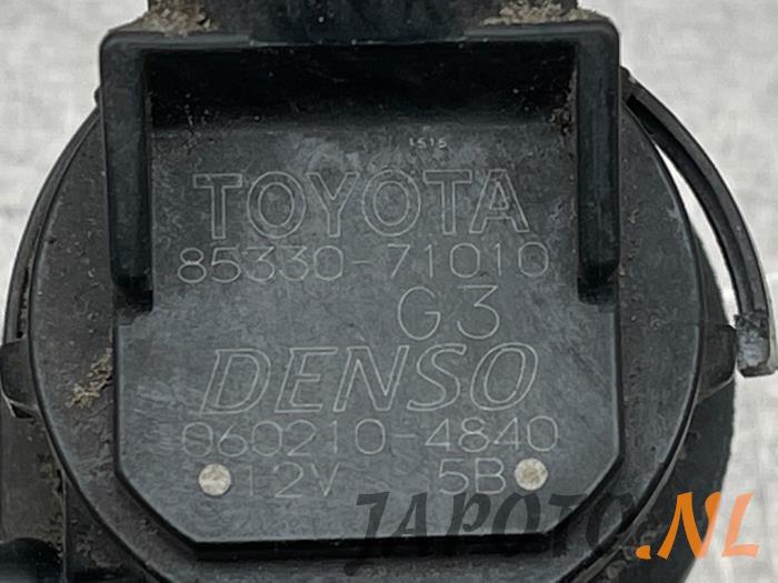 Windscreen washer pump from a Toyota Land Cruiser (J15) 2.8 D-4D 16V 2018