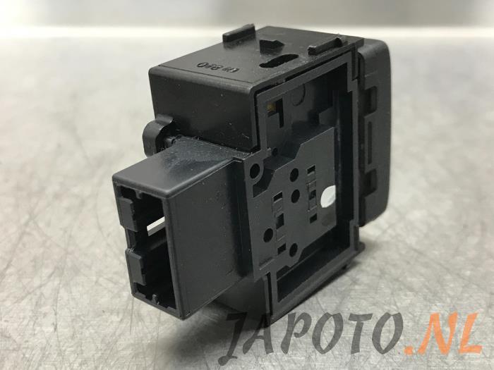 Tank cap cover switch from a Nissan Murano (Z51) 3.5 V6 24V 4x4 2008