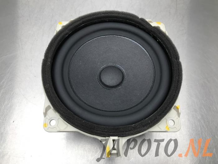 Speaker from a Kia Carens IV (RP) 1.6 GDI 16V 2013