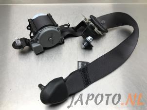 Used Rear seatbelt, left Kia Carens IV (RP) 1.6 GDI 16V Price € 49,95 Margin scheme offered by Japoto Parts B.V.