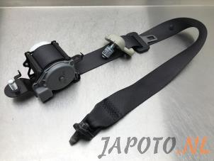 Used Rear seatbelt, left Kia Carens IV (RP) 1.6 GDI 16V Price € 49,95 Margin scheme offered by Japoto Parts B.V.