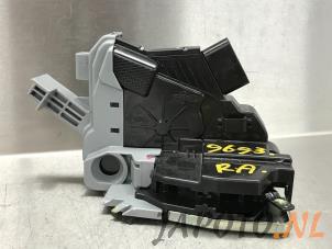 Używane Mechanizm blokady drzwi prawych tylnych wersja 4-drzwiowa Kia Carens IV (RP) 1.6 GDI 16V Cena € 59,95 Procedura marży oferowane przez Japoto Parts B.V.