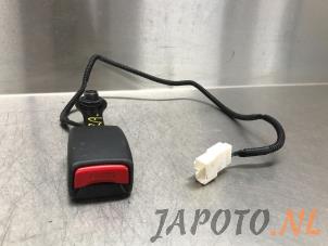 Used Rear seatbelt buckle, right Kia Carens IV (RP) 1.6 GDI 16V Price € 14,95 Margin scheme offered by Japoto Parts B.V.