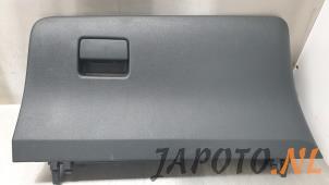 Usagé Boîte à gants Toyota Yaris III (P13) 1.5 16V Hybrid Prix € 29,95 Règlement à la marge proposé par Japoto Parts B.V.