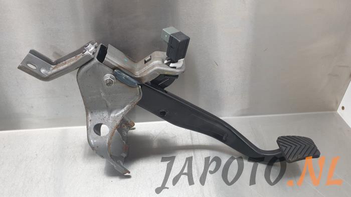 Używane Pedal hamulca Kia Carens IV (RP) 1.6 GDI 16V Cena € 52,45 Procedura marży oferowane przez Japoto Parts B.V.