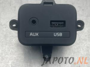 Używane Zlacze AUX/USB Kia Carens IV (RP) 1.6 GDI 16V Cena € 19,95 Procedura marży oferowane przez Japoto Parts B.V.