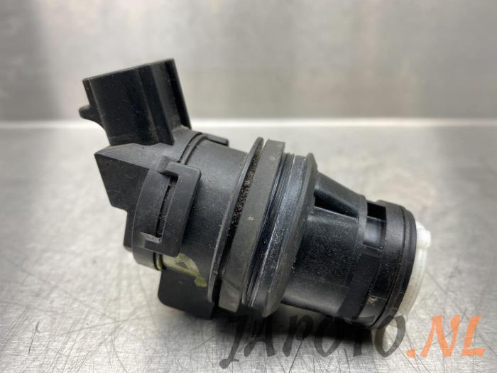 Rear screen washer pump from a Toyota Prius (ZVW3) 1.8 16V 2009