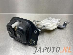 Używane Mechanizm zamka tylnej klapy Nissan NV 200 Evalia (M20M) 1.6 16V Cena € 34,95 Procedura marży oferowane przez Japoto Parts B.V.