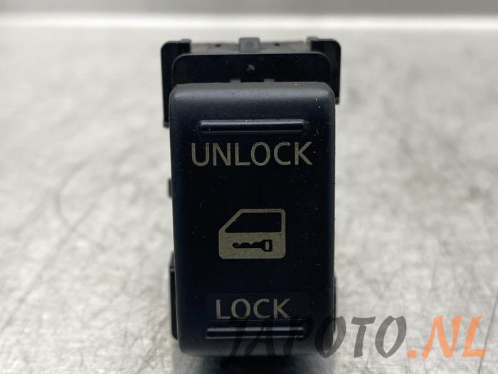 Central locking switch from a Nissan NV 200 Evalia (M20M) 1.6 16V 2016