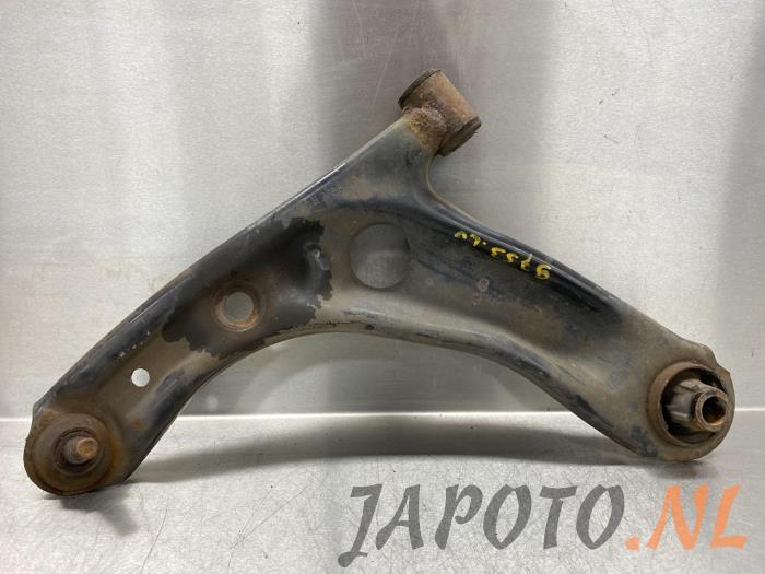Front lower wishbone, left from a Toyota Aygo (B10) 1.0 12V VVT-i 2009