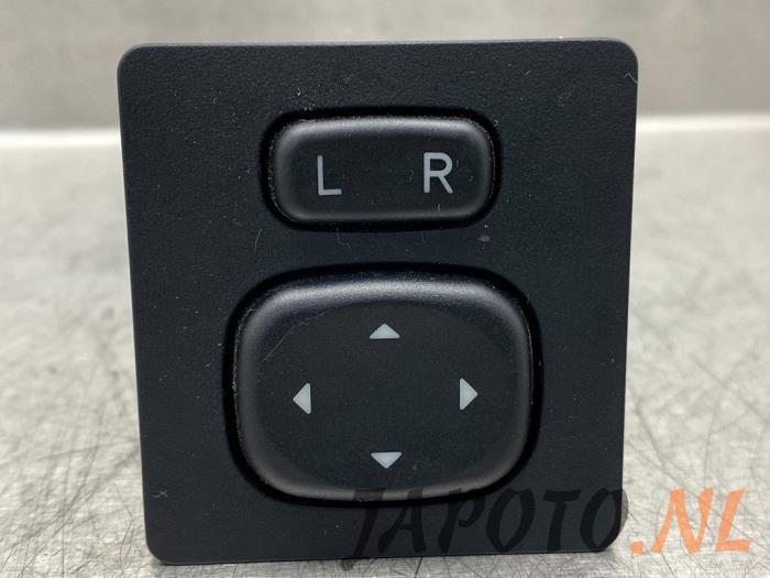 Używane Przelacznik lusterka Toyota Land Cruiser (J15) 3.0 D-4D-F 16V Van Cena € 63,46 Z VAT oferowane przez Japoto Parts B.V.
