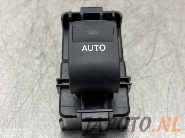 Usados Interruptor de ventanilla eléctrica Toyota Land Cruiser (J15) 3.0 D-4D-F 16V Van Precio € 25,35 IVA incluido ofrecido por Japoto Parts B.V.