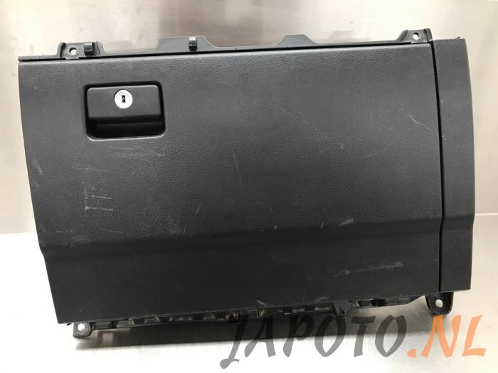 Begagnade Handskfack Toyota Land Cruiser (J15) 3.0 D-4D-F 16V Van Pris € 126,99 Inklusive moms erbjuds av Japoto Parts B.V.