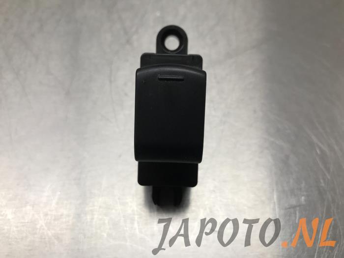 Usados Interruptor de ventanilla eléctrica Nissan Note (E12) 1.2 68 Precio € 15,70 Norma de margen ofrecido por Japoto Parts B.V.