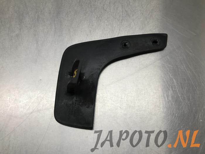 Gebrauchte Schmutzfänger Nissan Note (E12) 1.2 68 Preis € 10,50 Margenregelung angeboten von Japoto Parts B.V.