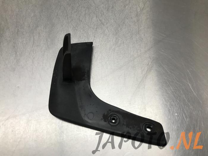 Gebrauchte Schmutzfänger Nissan Note (E12) 1.2 68 Preis € 10,50 Margenregelung angeboten von Japoto Parts B.V.