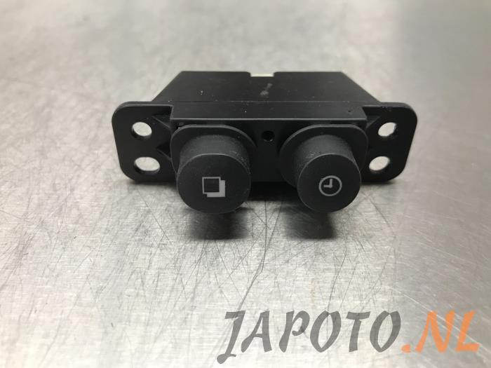 Usagé Commodo Nissan Note (E12) 1.2 68 Prix € 10,45 Règlement à la marge proposé par Japoto Parts B.V.