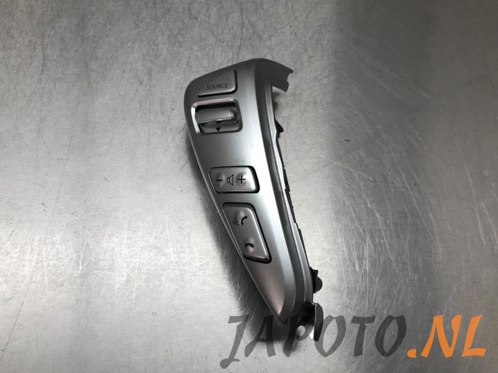 Używane Przelacznik kierownicy Nissan Note (E12) 1.2 68 Cena € 31,45 Procedura marży oferowane przez Japoto Parts B.V.