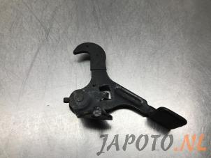 Used Hood lever Kia Sportage (SL) 1.6 GDI 16V 4x2 Price € 19,95 Margin scheme offered by Japoto Parts B.V.
