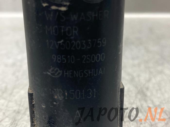 Windscreen washer pump from a Kia Sportage (SL) 1.6 GDI 16V 4x2 2015