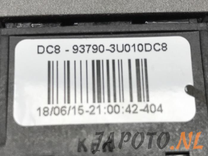Panic lighting switch from a Kia Sportage (SL) 1.6 GDI 16V 4x2 2015