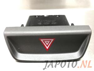 Używane Przelacznik swiatel awaryjnych Kia Sportage (SL) 1.6 GDI 16V 4x2 Cena € 9,99 Procedura marży oferowane przez Japoto Parts B.V.