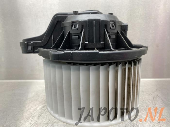 Heating and ventilation fan motor from a Kia Sportage (SL) 1.6 GDI 16V 4x2 2015